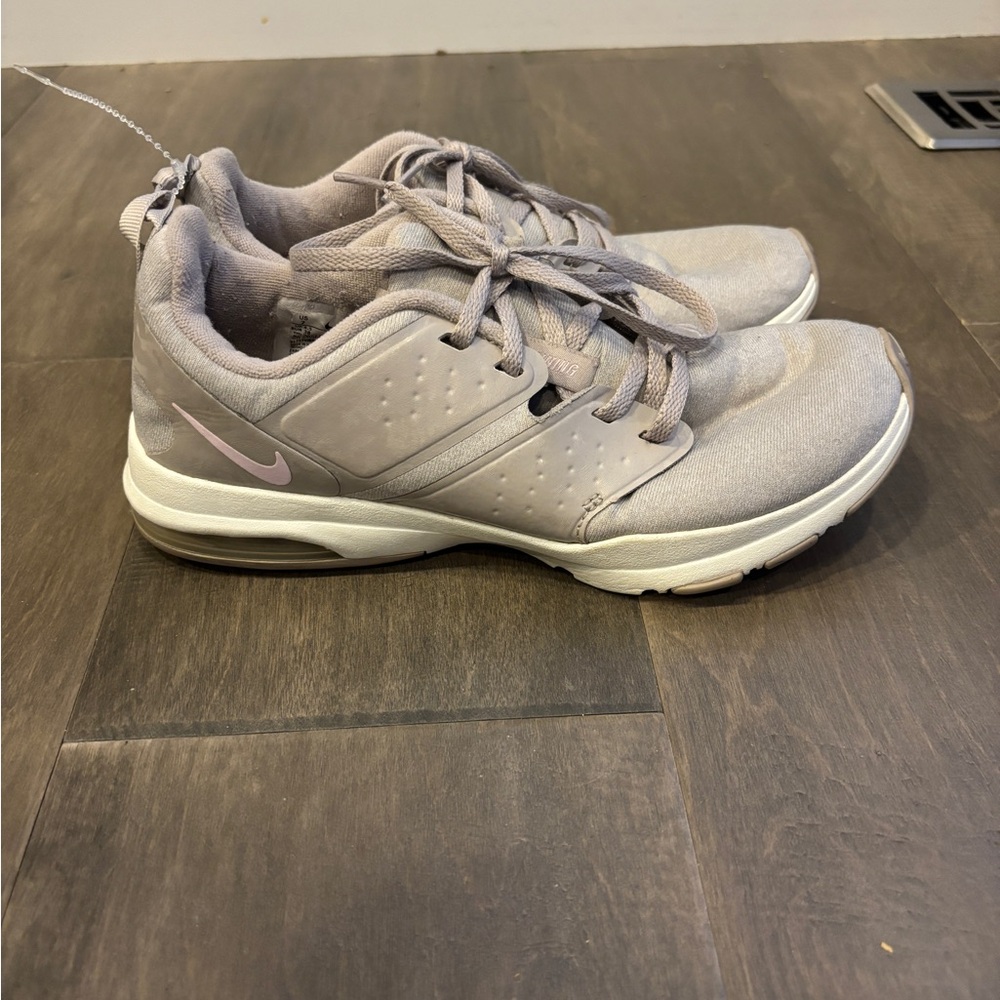 Nike Women's Light Purple Lace-Up Training Sneakers